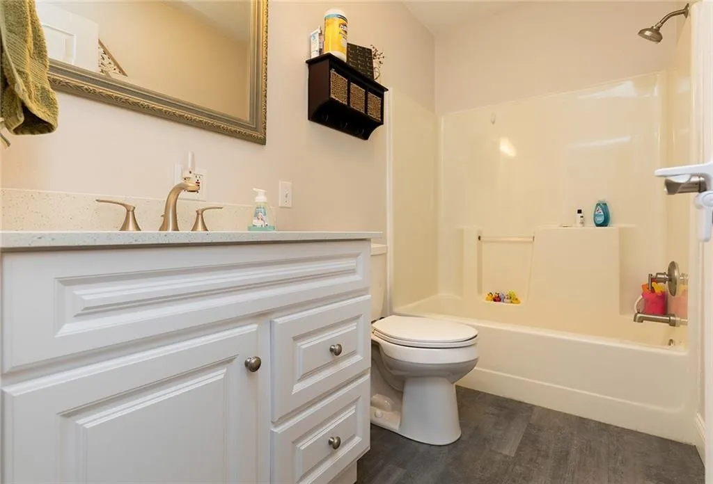 10908 NW 107th Street, Granger, Iowa - Upstairs Bathroom